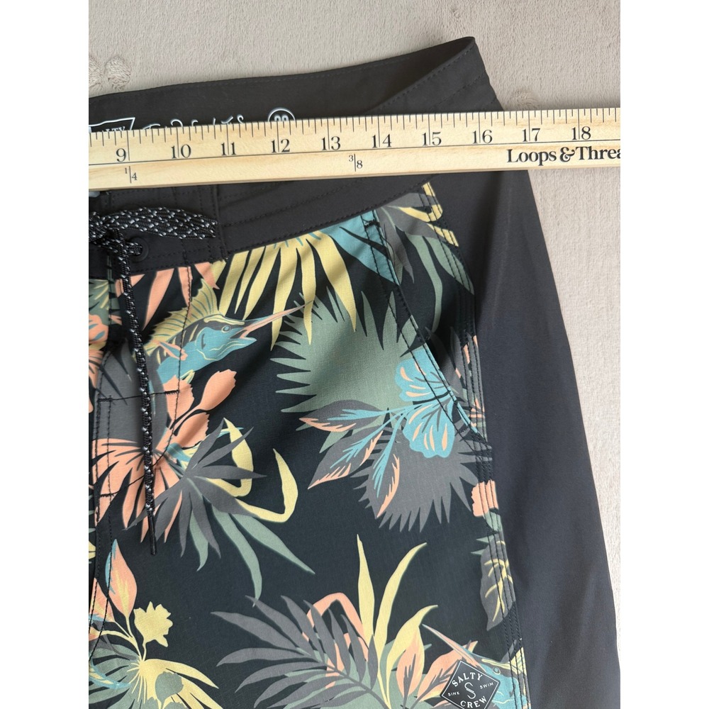 Salty Crew Tropical Marlin Board Shorts Women 29 Black Excellent 5" Floral Surf - Picture 4 of 7